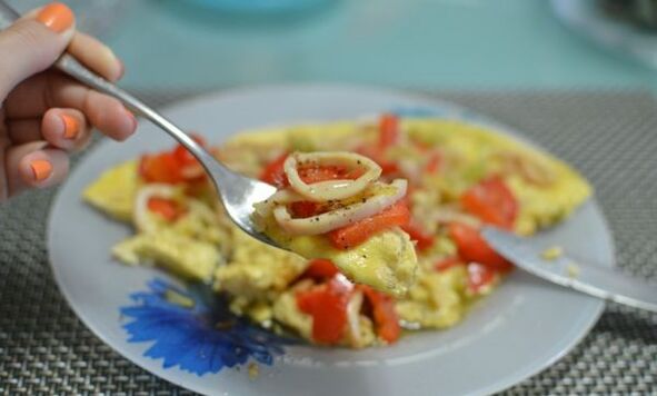 omelet na may pusit para sa isang diet sa protina