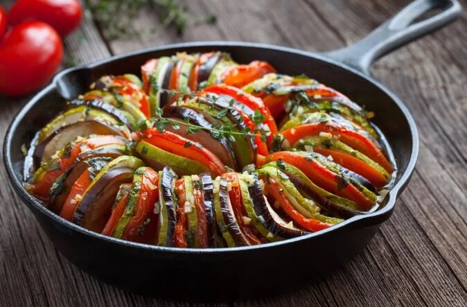 Palamutihan ng mga kamatis at zucchini
